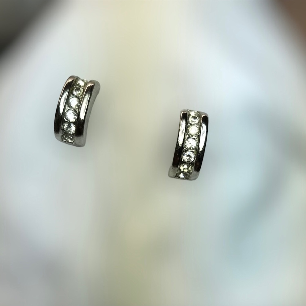 MOD Silver Tone Rhinestone Earrings. Nicely Cups Earlobe. Post style.
